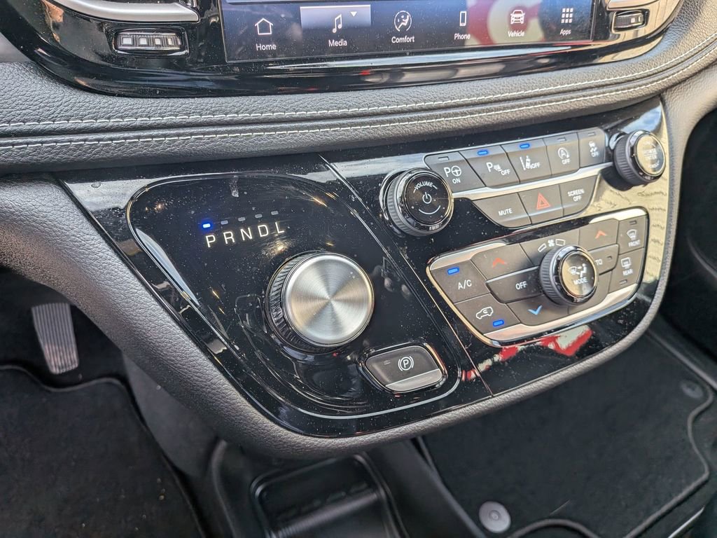 Used 2025 Chrysler Pacifica Select image 21