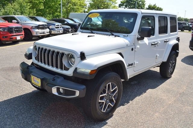 Used 2025 Jeep Wrangler Unlimited Sahara AWD/4WD image 4