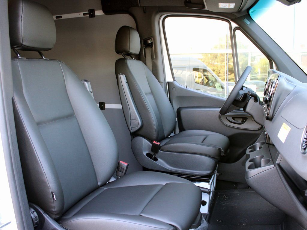 Used 2025 Mercedes-Benz Sprinter 2500 image 21