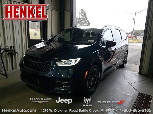 Used 2024 Chrysler Pacifica Premium image 1