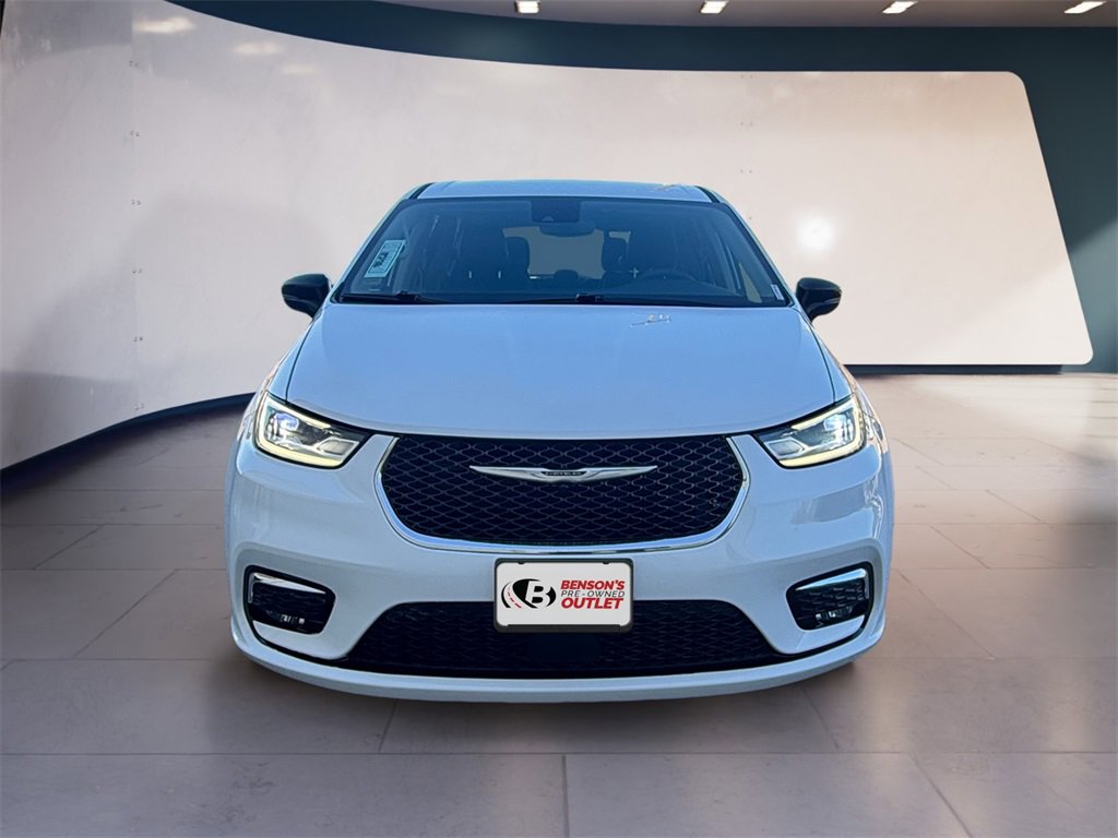 Used 2024 Chrysler Pacifica Touring-L image 8