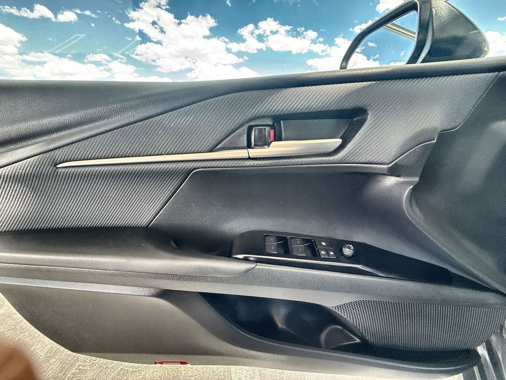Used 2025 Toyota Camry SE image 14
