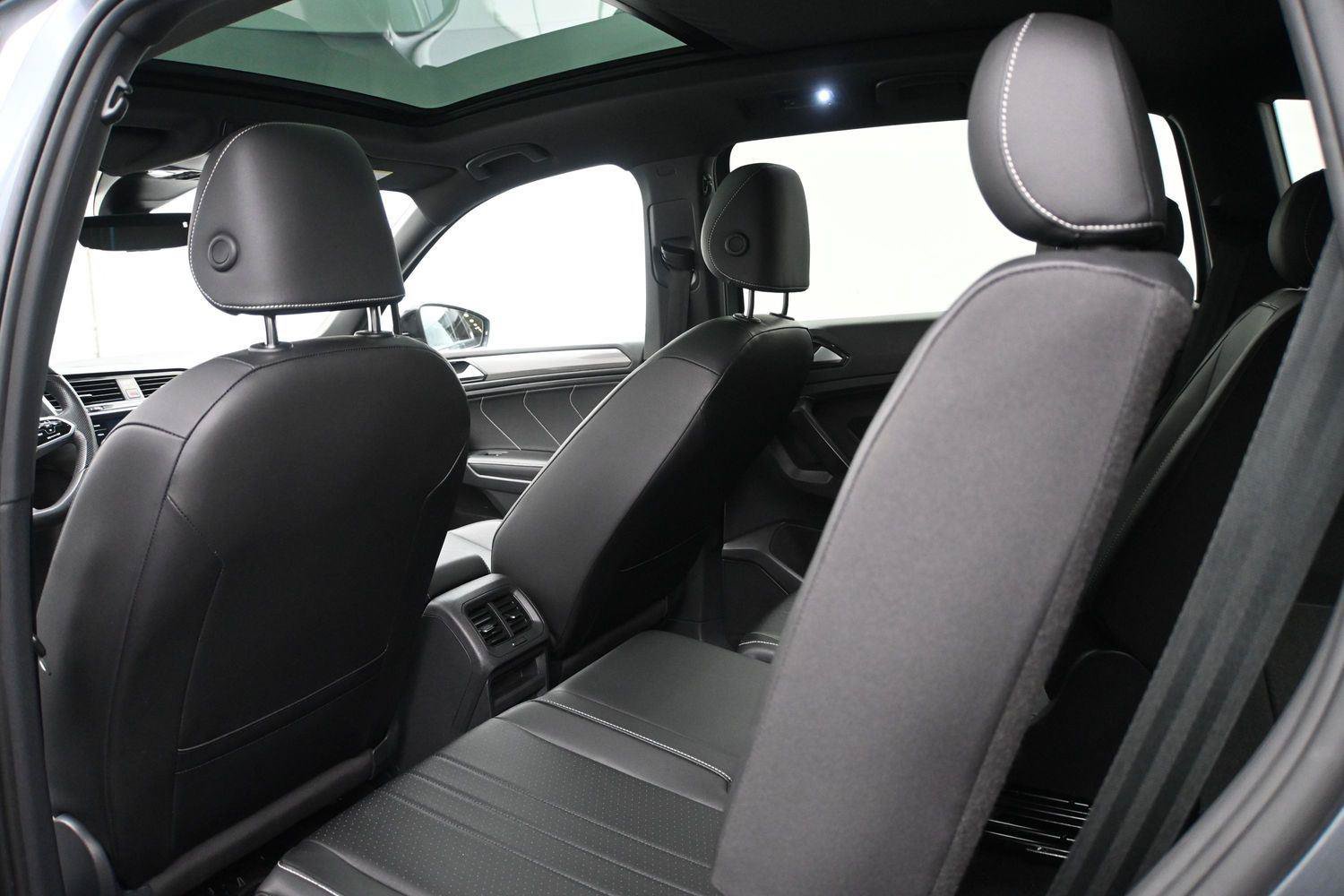 Certified 2023 Volkswagen Tiguan SE R-Line AWD/4WD image 10