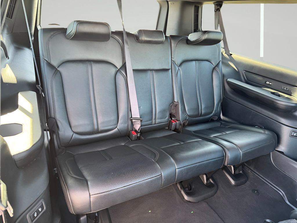 Used 2024 Jeep Wagoneer L Series III w/ Flexible Seating Group AWD/4WD image 18