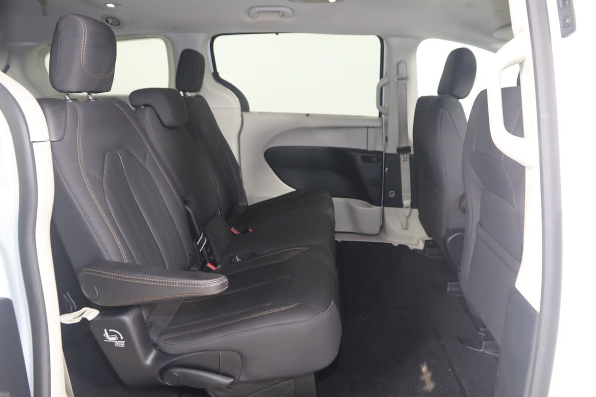 Used 2020 Chrysler Pacifica Touring FWD image 12