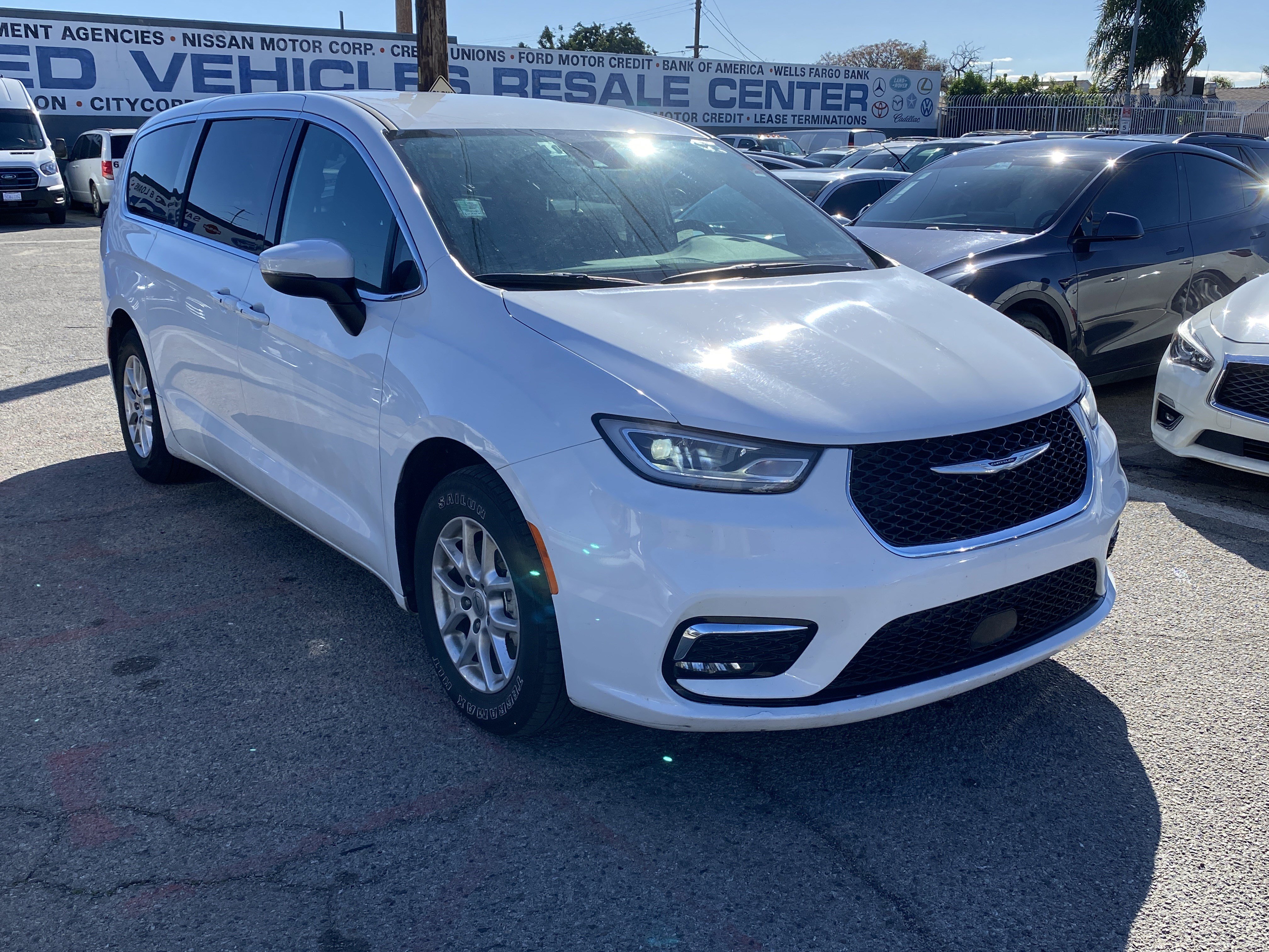 Used 2023 Chrysler Pacifica Touring image 7