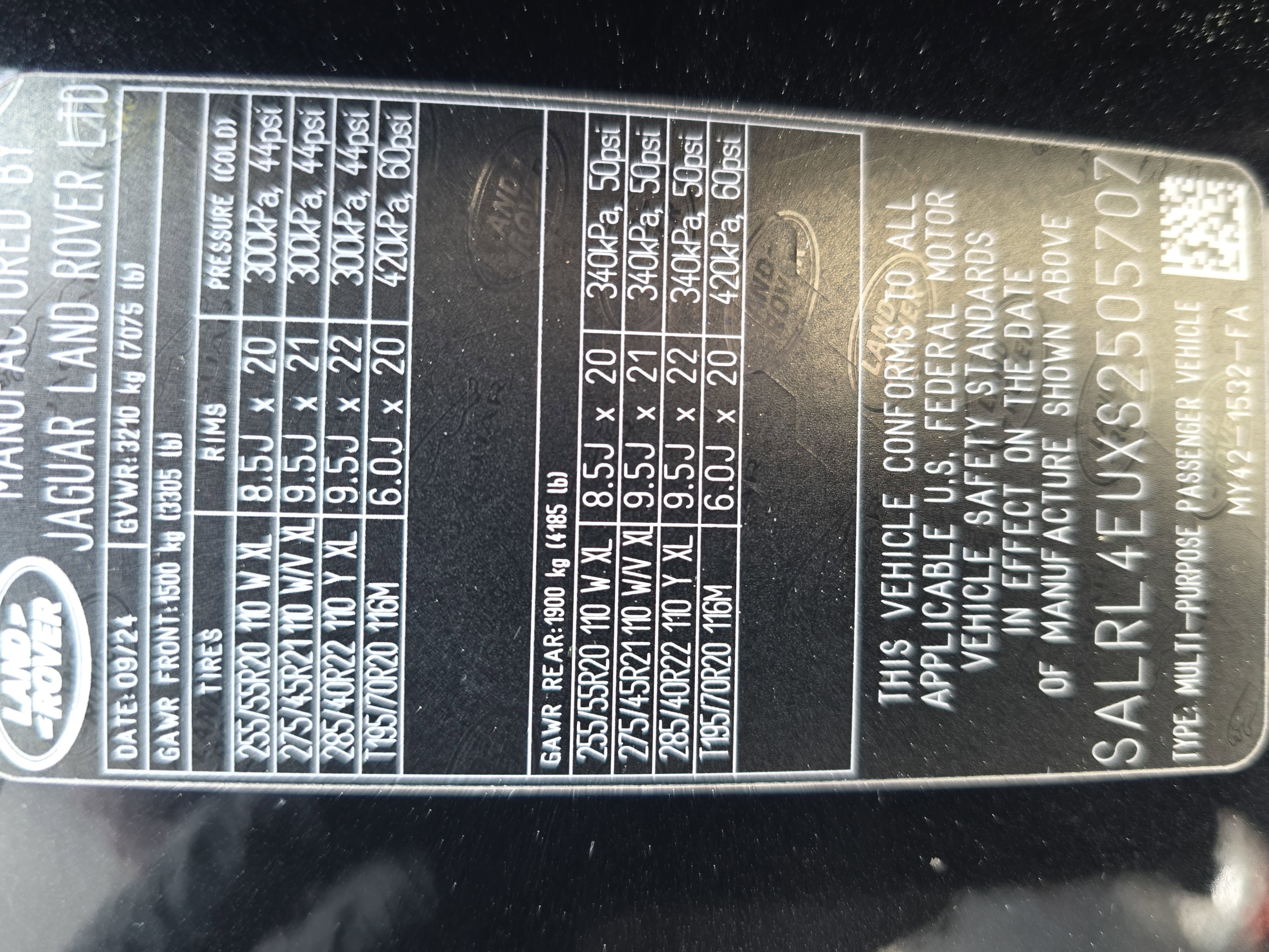 Certified 2025 Land Rover Discovery Dynamic SE AWD/4WD image 38