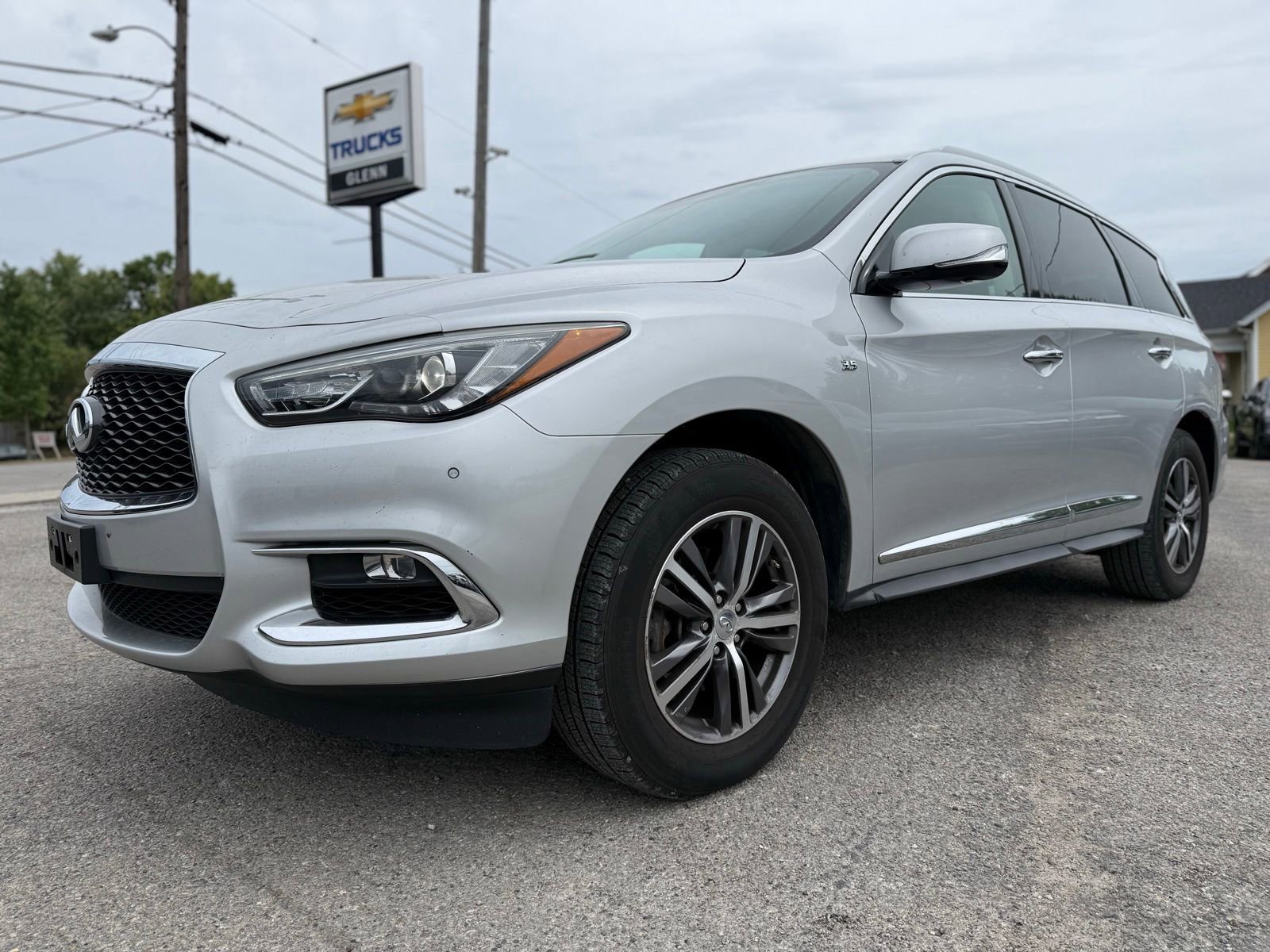 Used 2017 INFINITI QX60 Luxe w/ Premium Plus Package AWD/4WD image 2