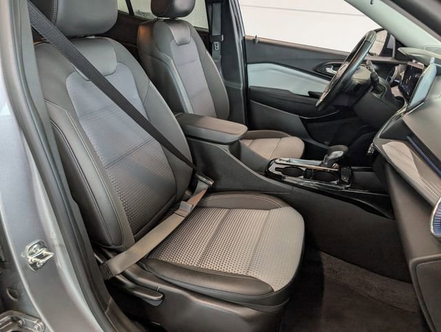 Certified 2025 Chevrolet Trax LT w/ Driver Confidence Package image 15