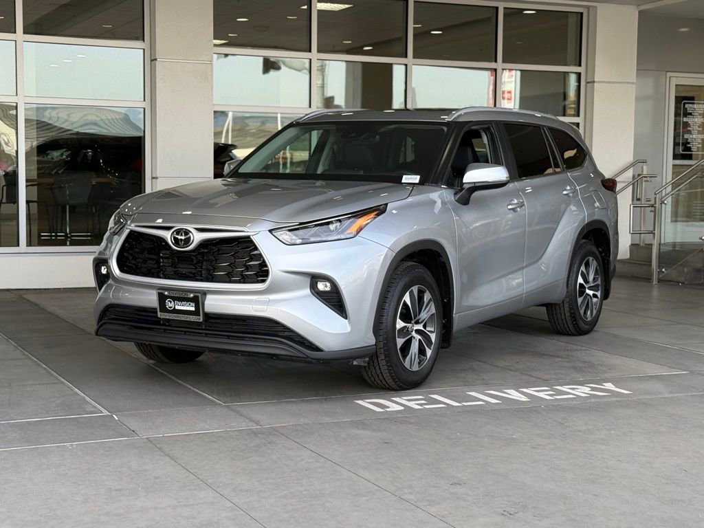 Used 2024 Toyota Highlander XLE AWD/4WD image 2