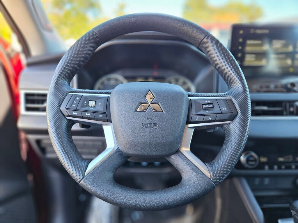 New 2025 Mitsubishi Outlander ES image 25