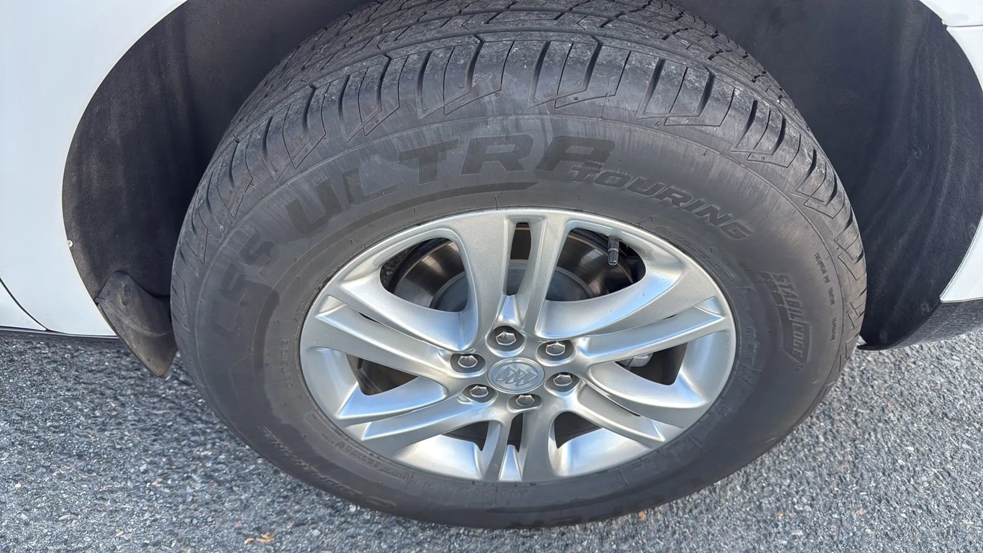 Used 2019 Buick Enclave Essence image 9