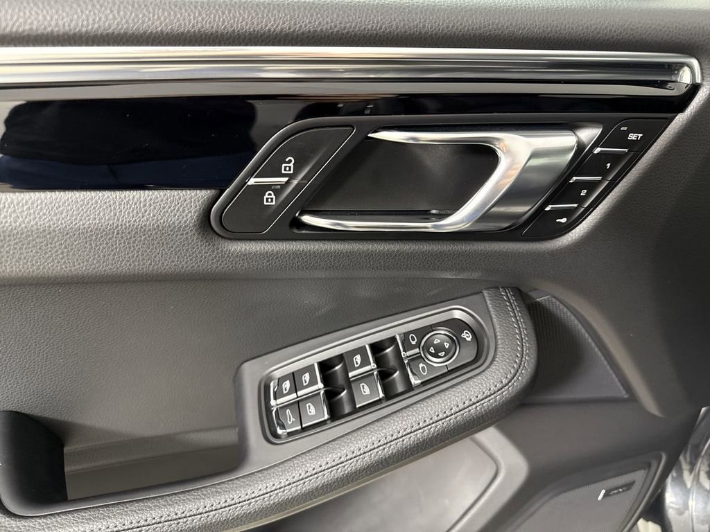 Certified 2025 Porsche Macan image 34