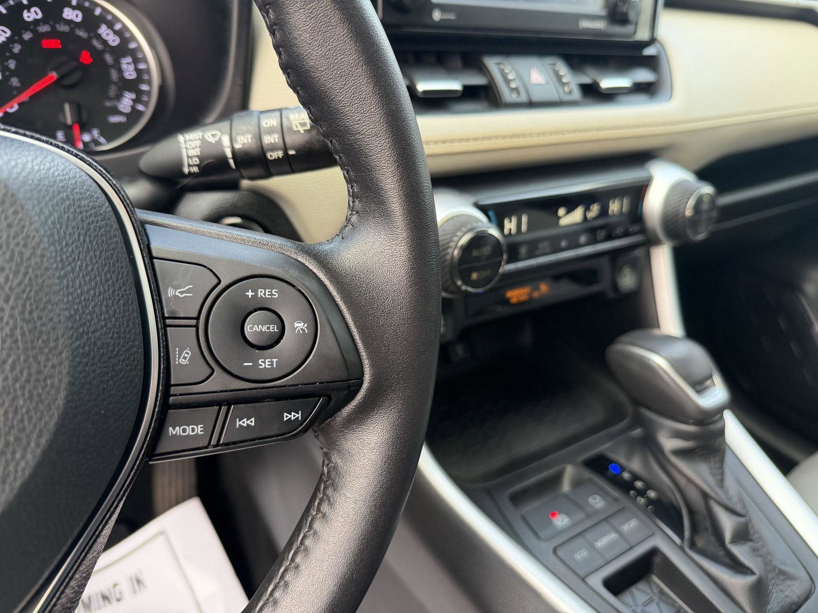 Used 2021 Toyota RAV4 XLE Premium image 19