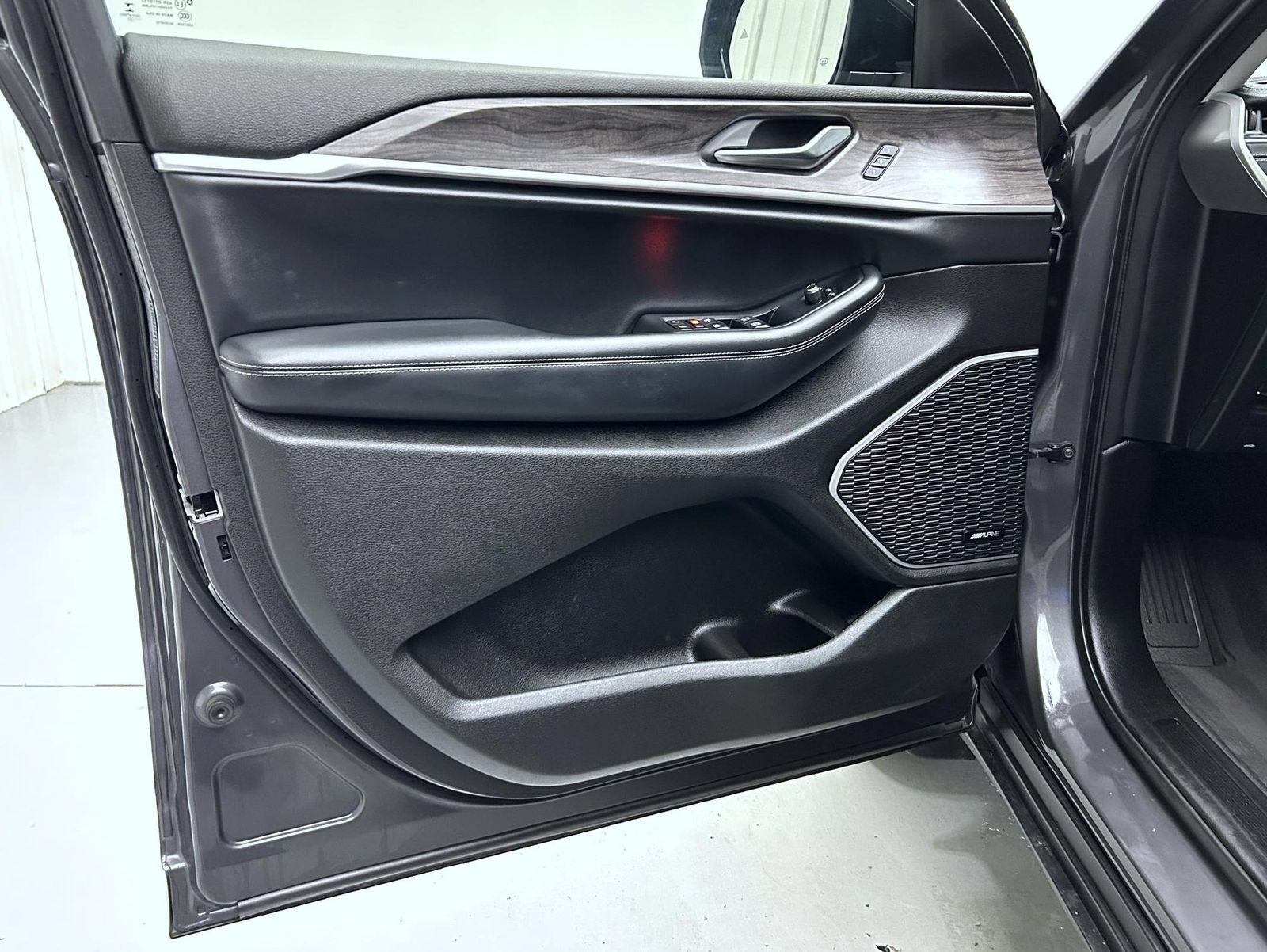 Used 2022 Jeep Grand Cherokee Limited AWD/4WD image 9