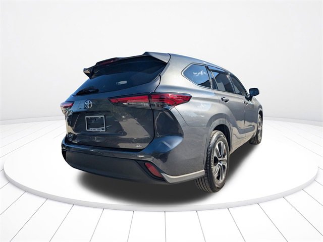 Used 2022 Toyota Highlander XLE image 3