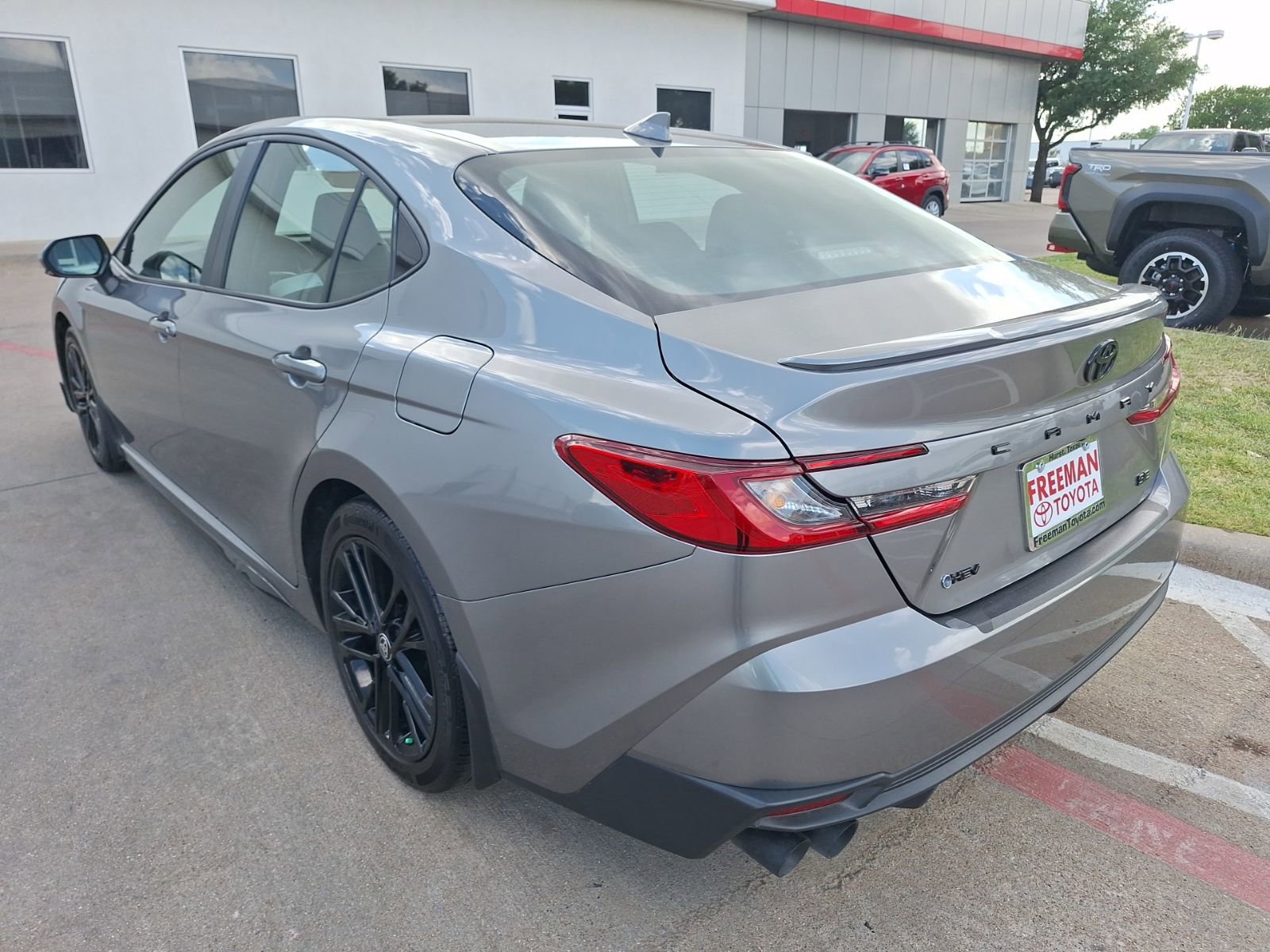 Used 2025 Toyota Camry SE w/ Convenience Package image 4