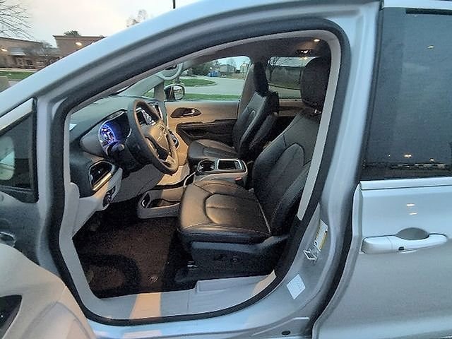 Used 2024 Chrysler Pacifica Touring-L image 12