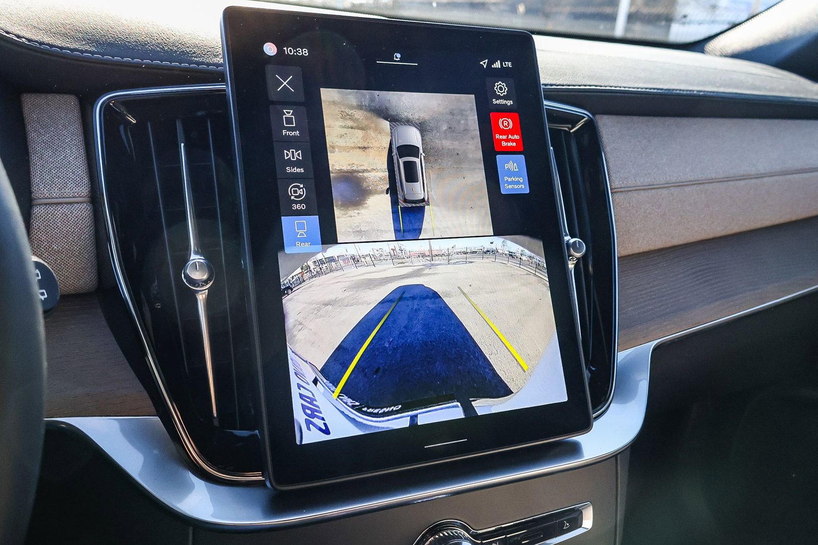 New 2026 Volvo XC90 T8 Plus w/ Protection Package Premier image 32