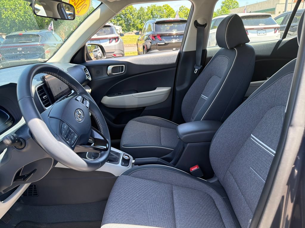 Certified 2025 Hyundai Venue Limited FWD image 15