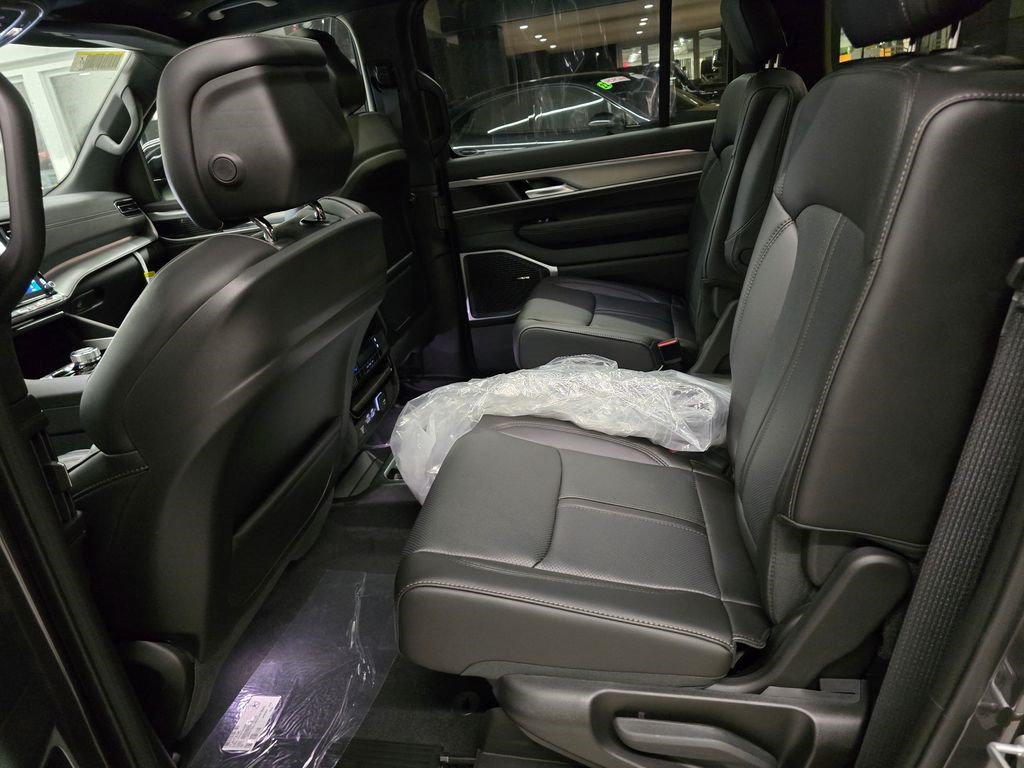New 2026 Jeep Grand Wagoneer 4WD w/ Premium Group I image 34