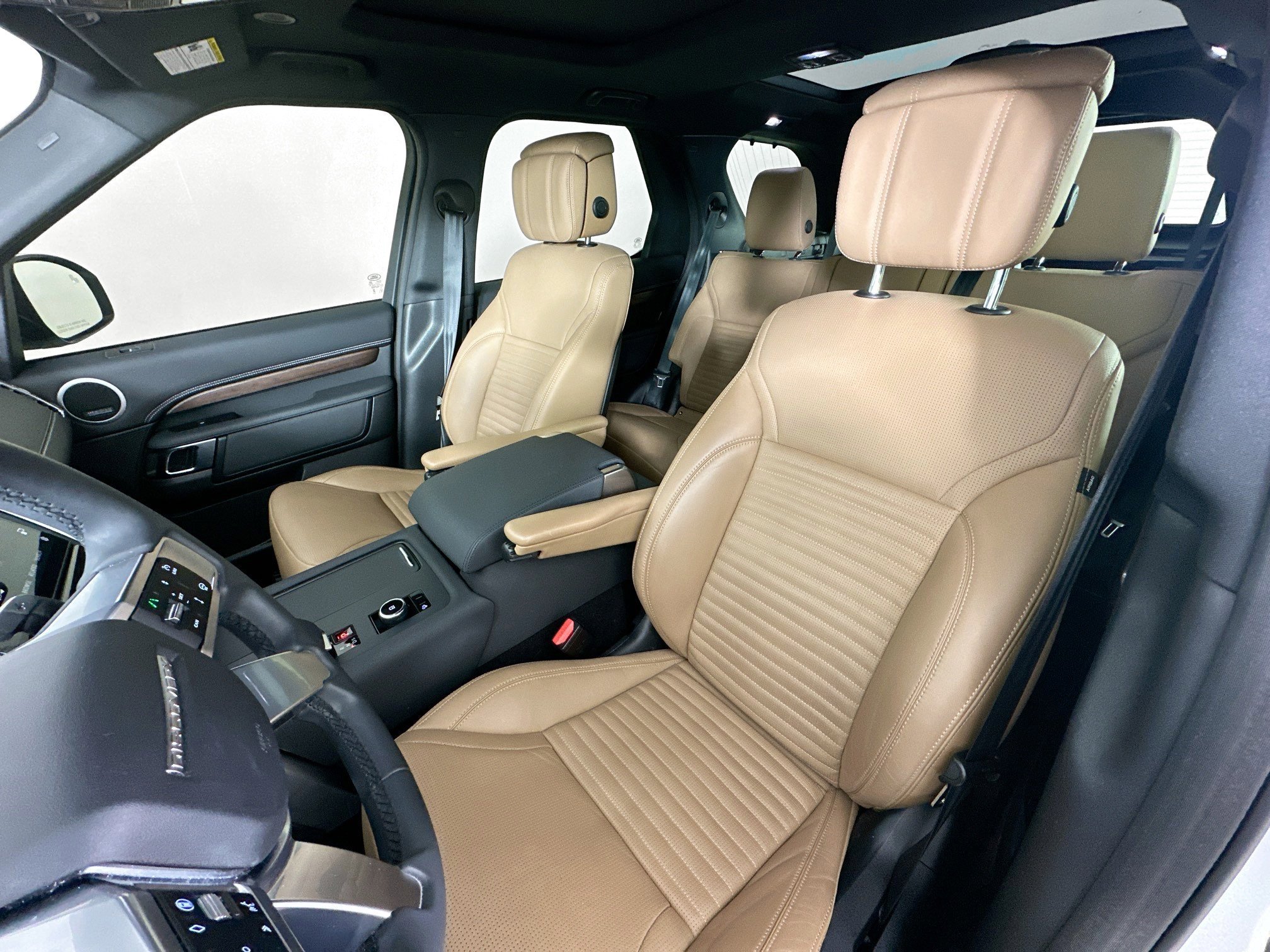Used 2024 Land Rover Discovery Dynamic SE AWD/4WD image 33