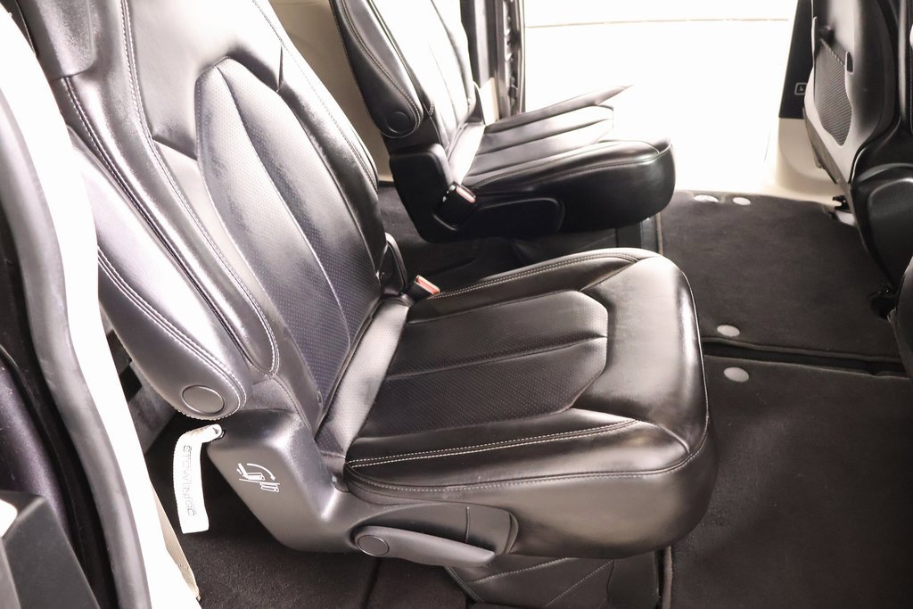 Used 2023 Chrysler Pacifica Touring-L image 14