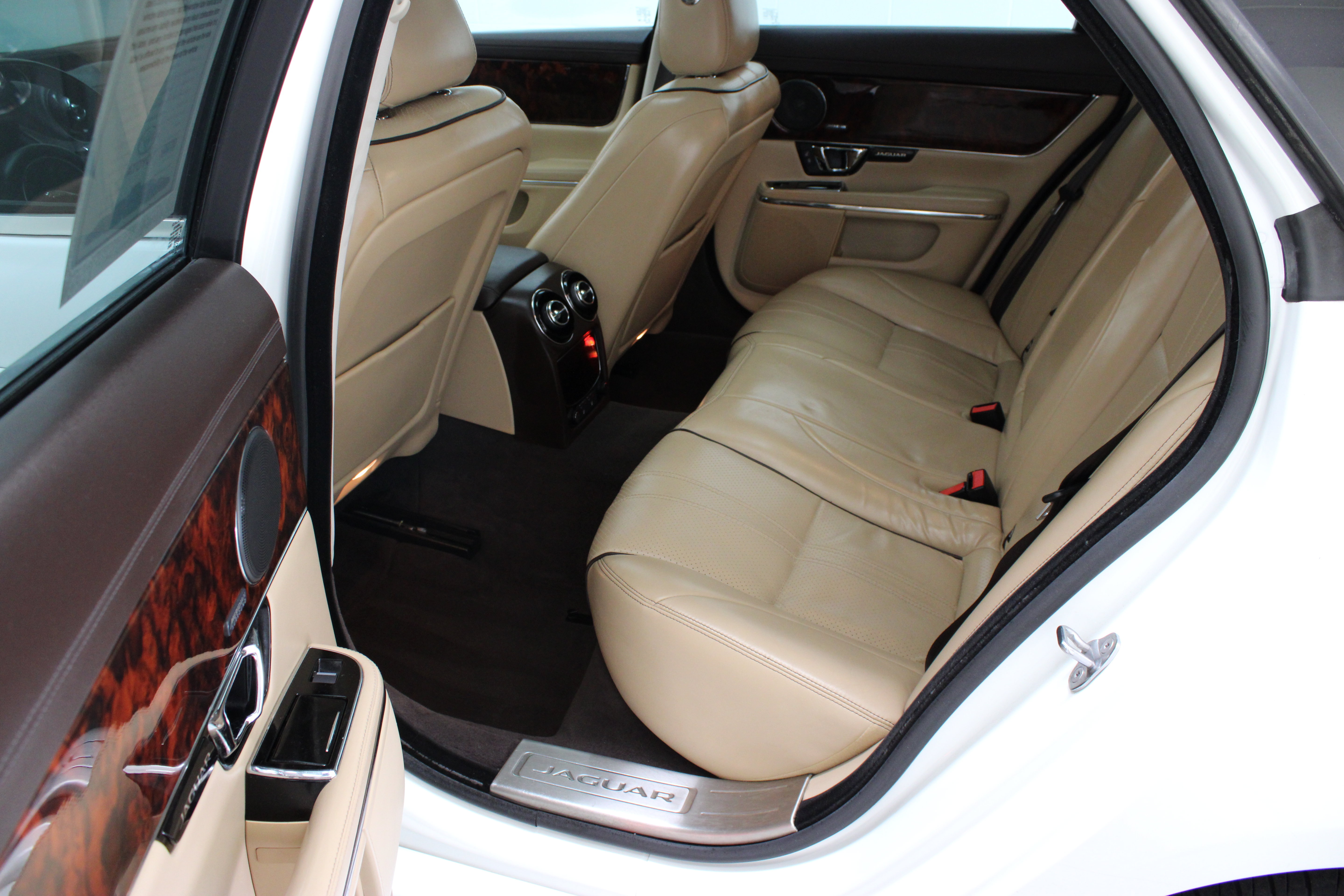 Used 2016 Jaguar XJ R-Sport RWD image 30