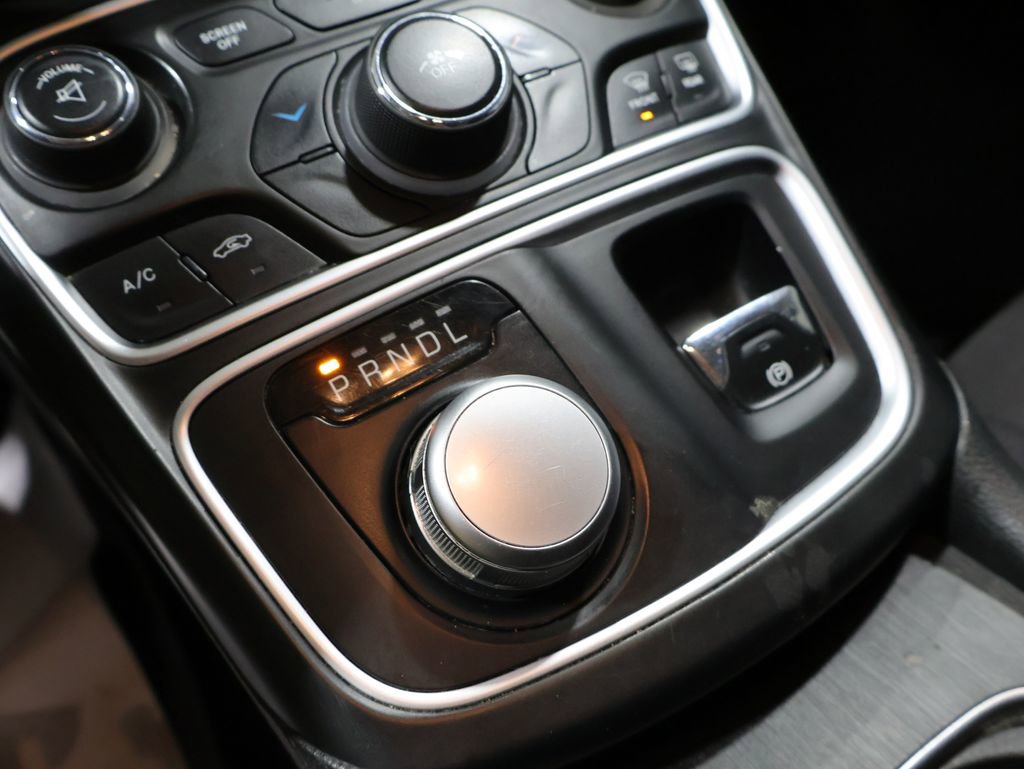 Used 2015 Chrysler 200 Limited w/ Convenience Group image 11