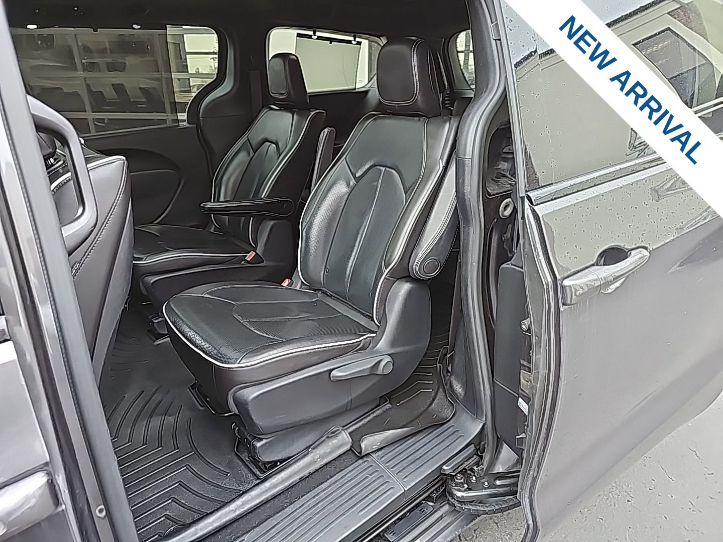 Used 2021 Chrysler Pacifica Limited w/ Uconnect Theater Family Group image 16