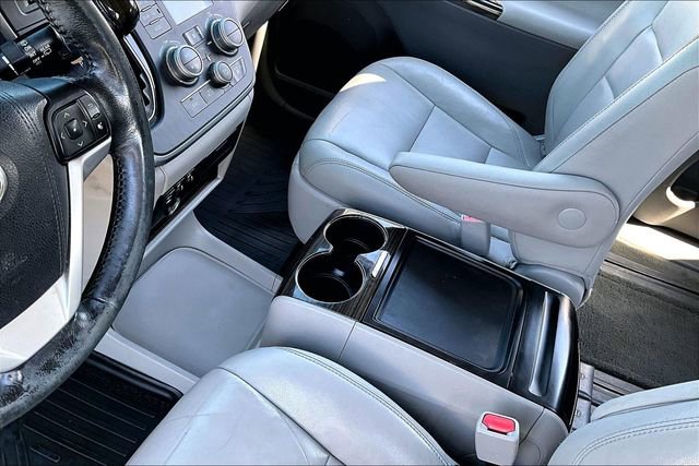 Used 2015 Toyota Sienna XLE w/ XLE Navigation Package image 17