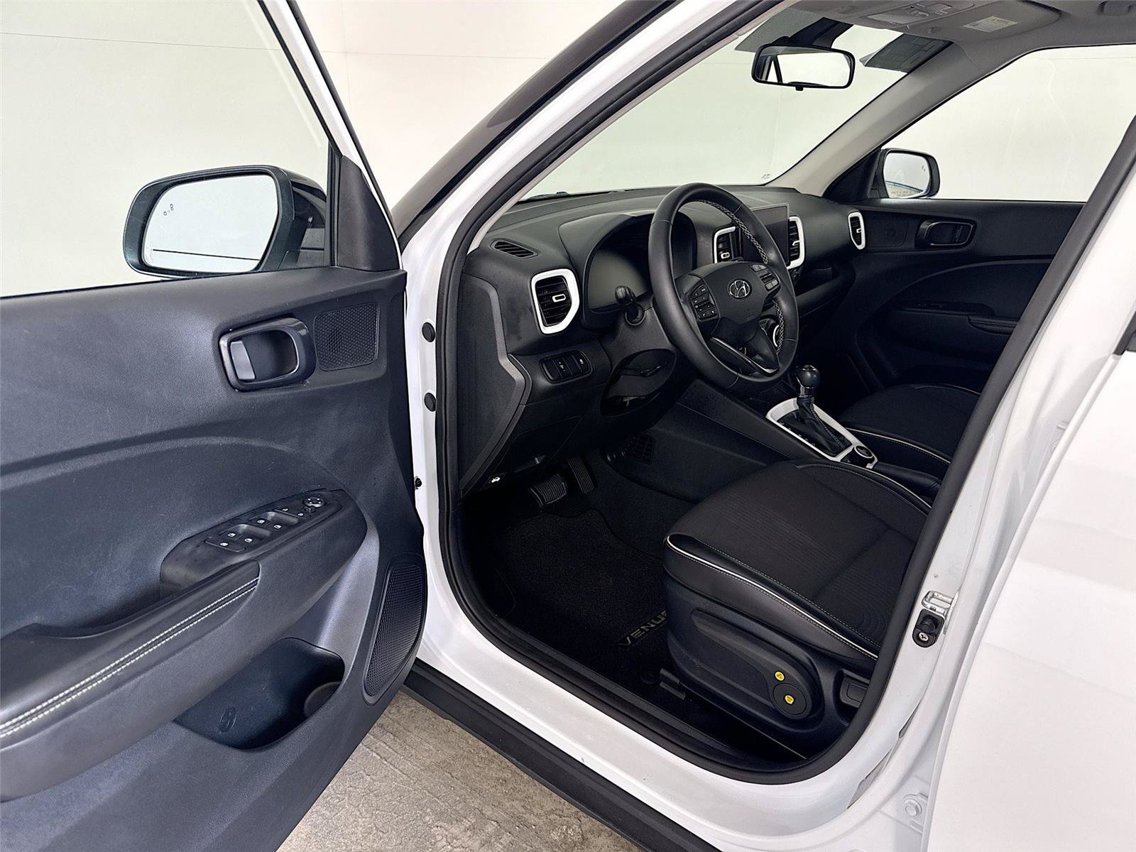 Used 2023 Hyundai Venue Limited w/ Cargo Package FWD image 3