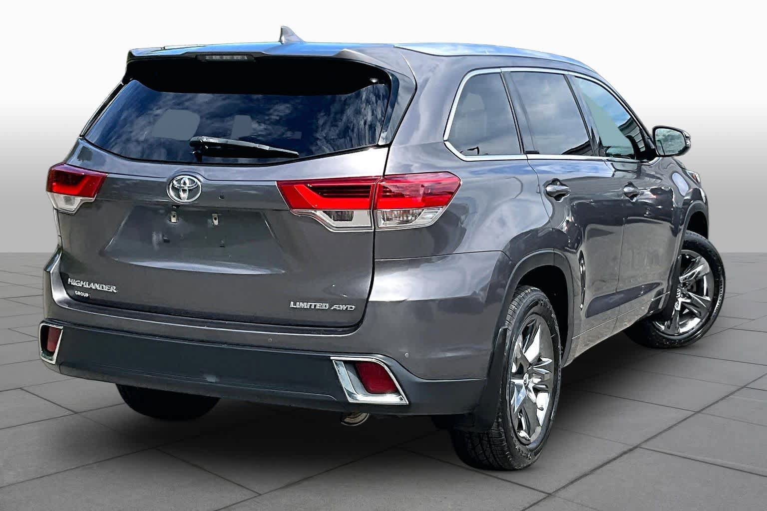 Used 2017 Toyota Highlander Limited Platinum w/ Carpet Mat Package AWD/4WD image 13