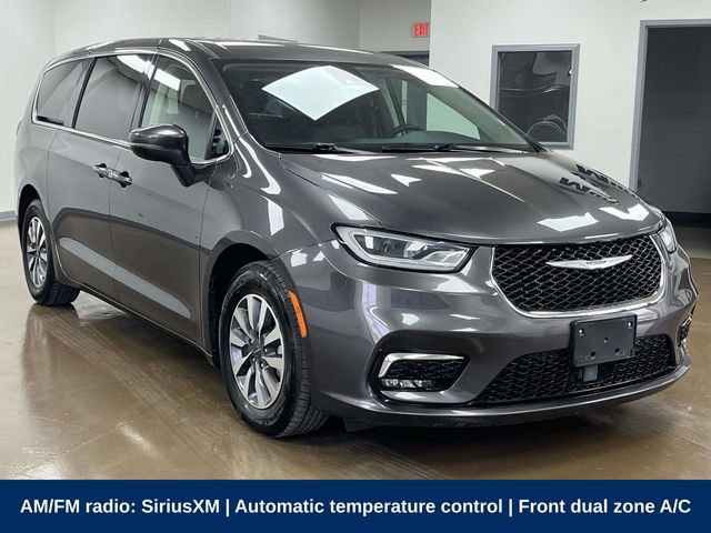 Used 2023 Chrysler Pacifica Touring-L FWD image 3