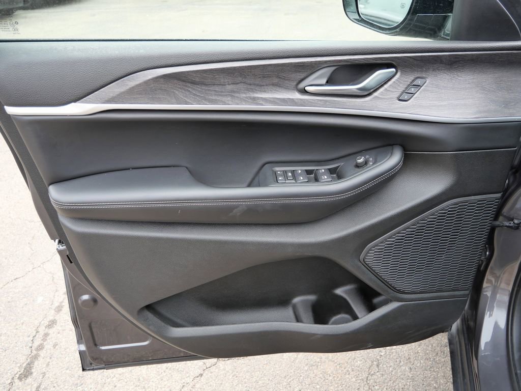 Used 2024 Jeep Grand Cherokee L Limited w/ Luxury Tech Group II image 28