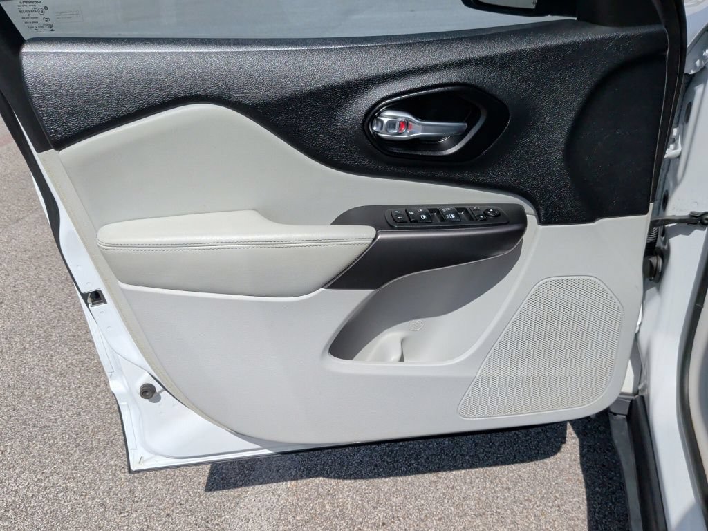 Used 2020 Jeep Cherokee Latitude Plus FWD image 10