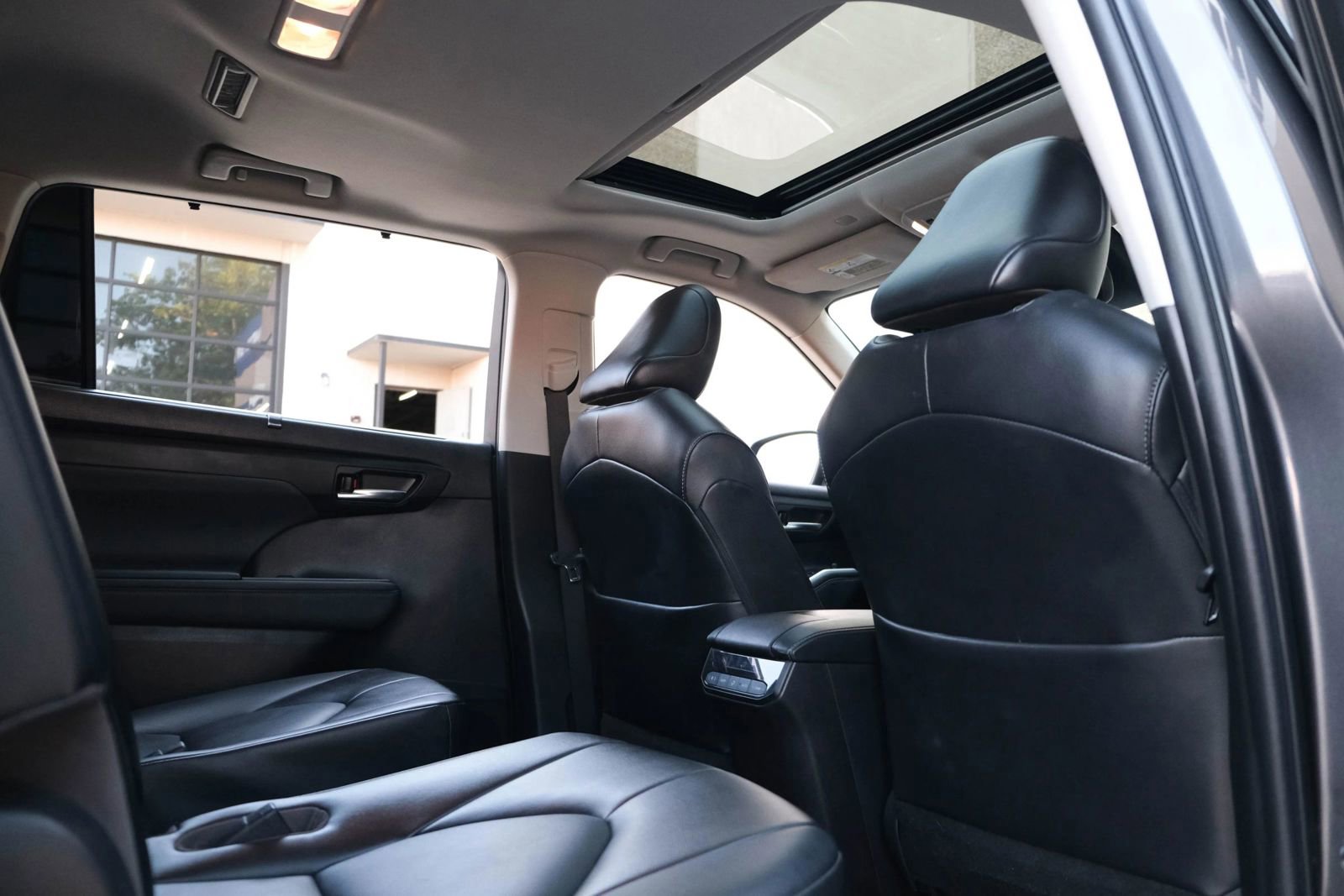 Used 2022 Toyota Highlander XLE image 29