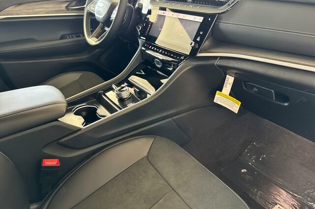 New 2026 Jeep Grand Cherokee Altitude image 13