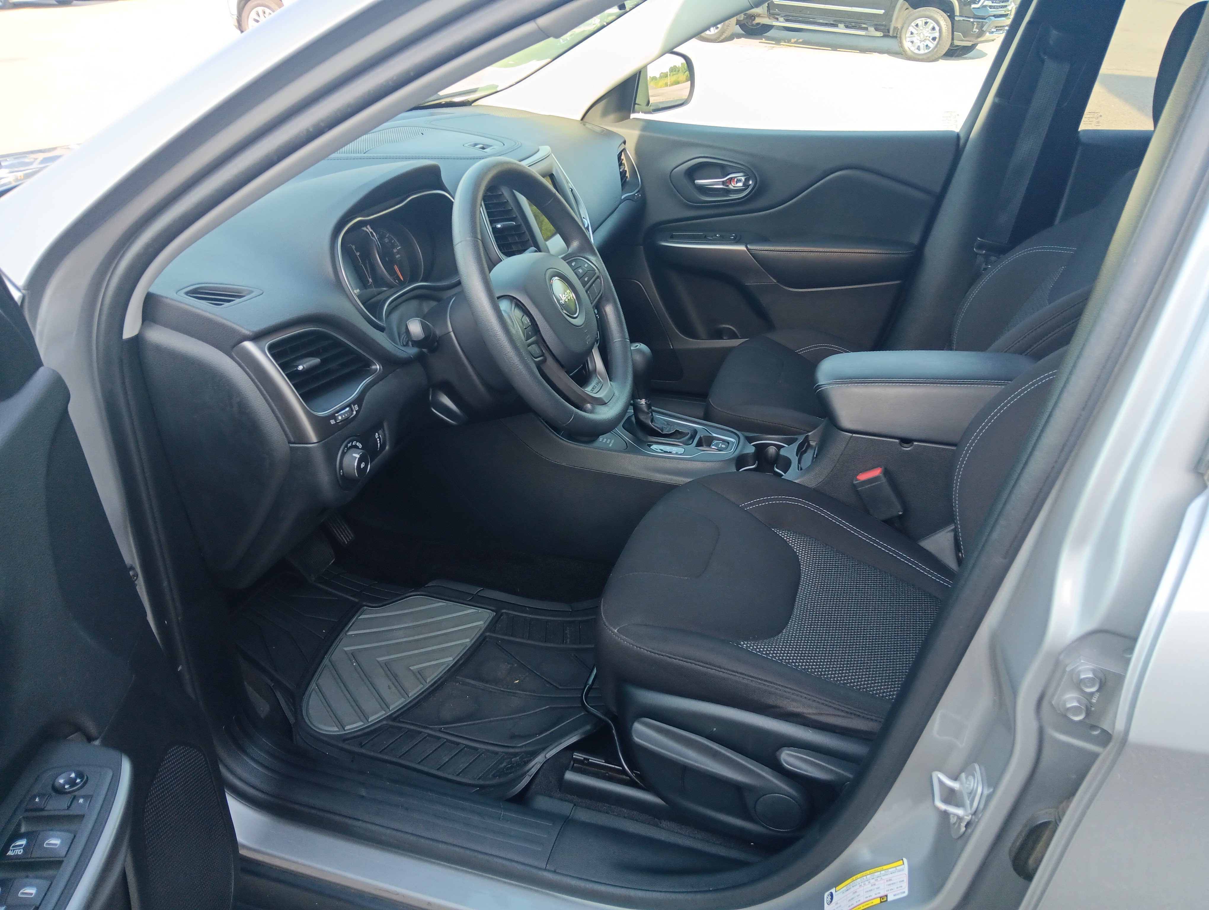 Used 2019 Jeep Cherokee Latitude w/ Popular Appearance Group AWD/4WD image 10