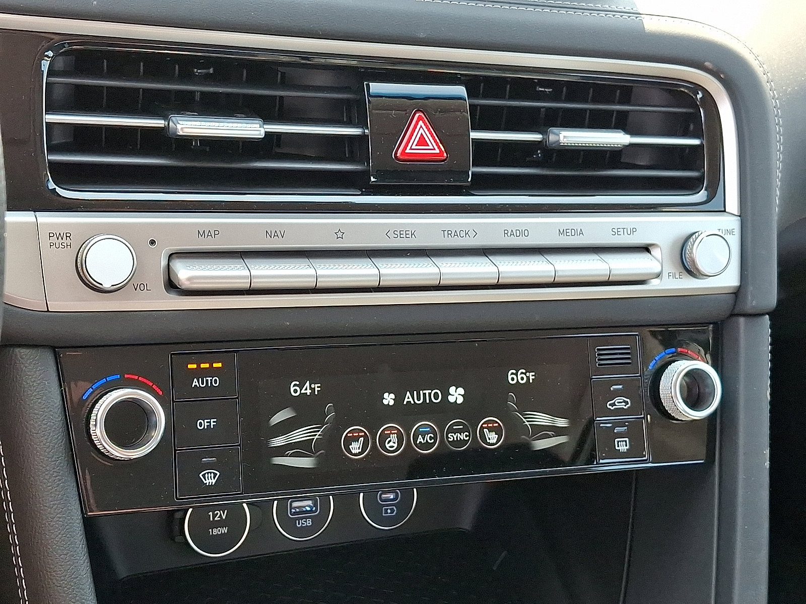 Used 2025 Genesis G70 2.5T image 15