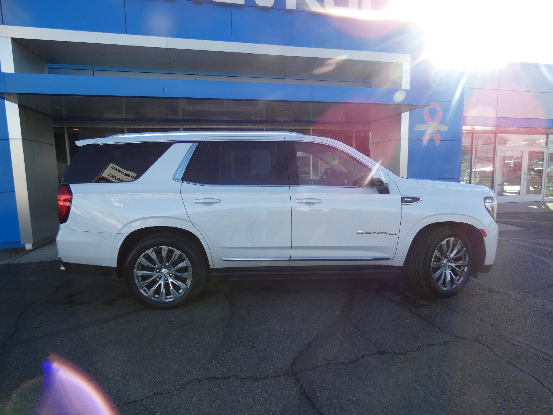 Used 2021 GMC Yukon Denali w/ Denali Ultimate Package image 2