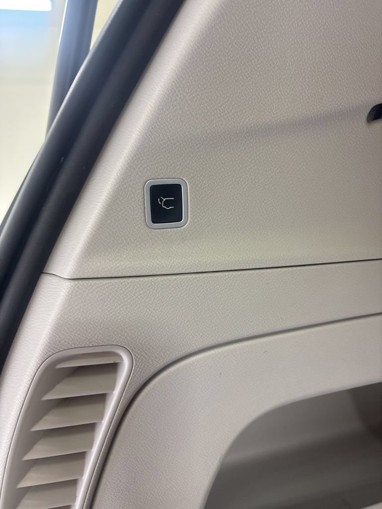 Used 2018 Chrysler Pacifica Touring-L w/ Tire & Wheel Group FWD image 10