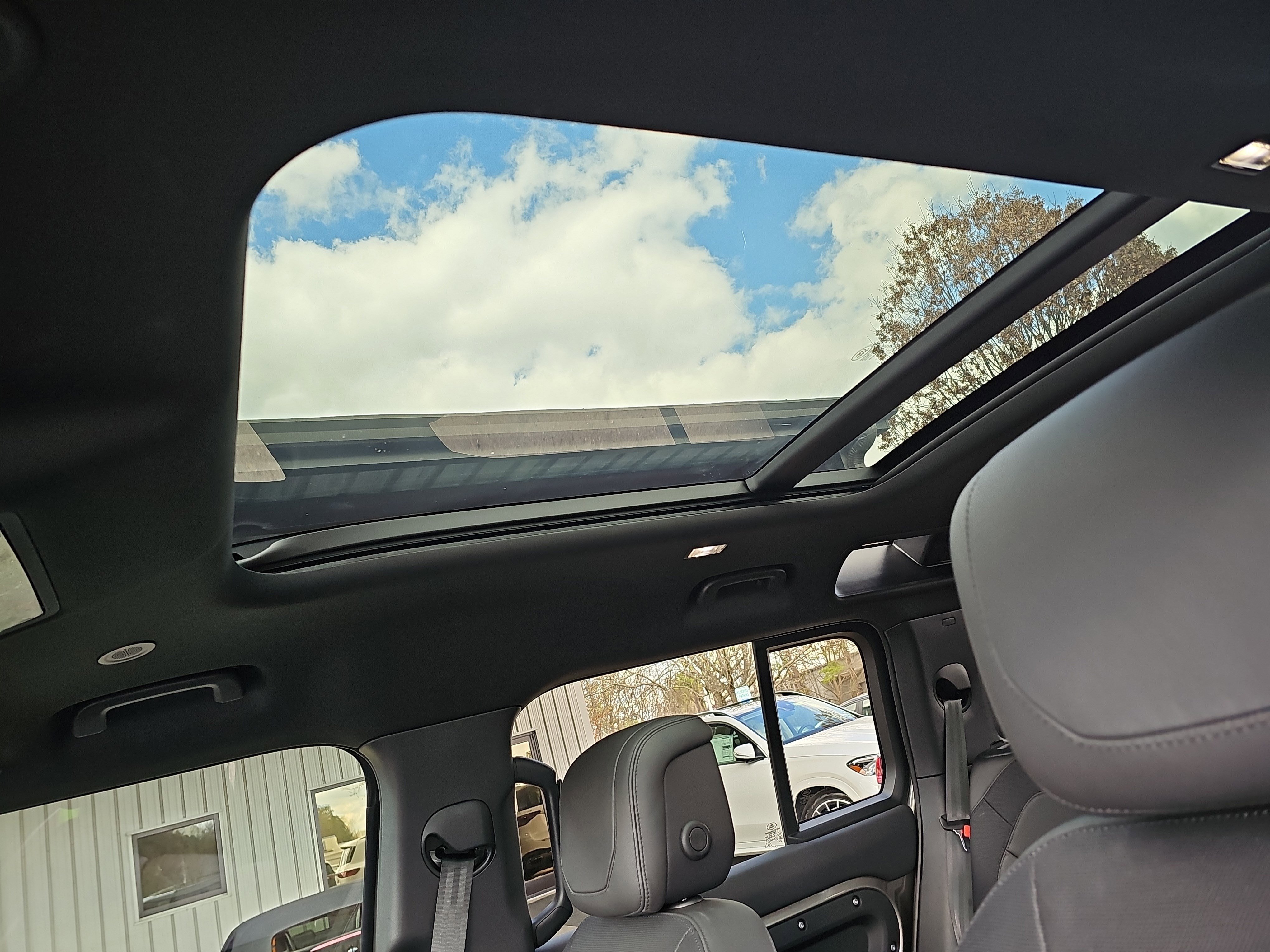 Used 2024 Land Rover Defender 110 X-Dynamic SE image 31