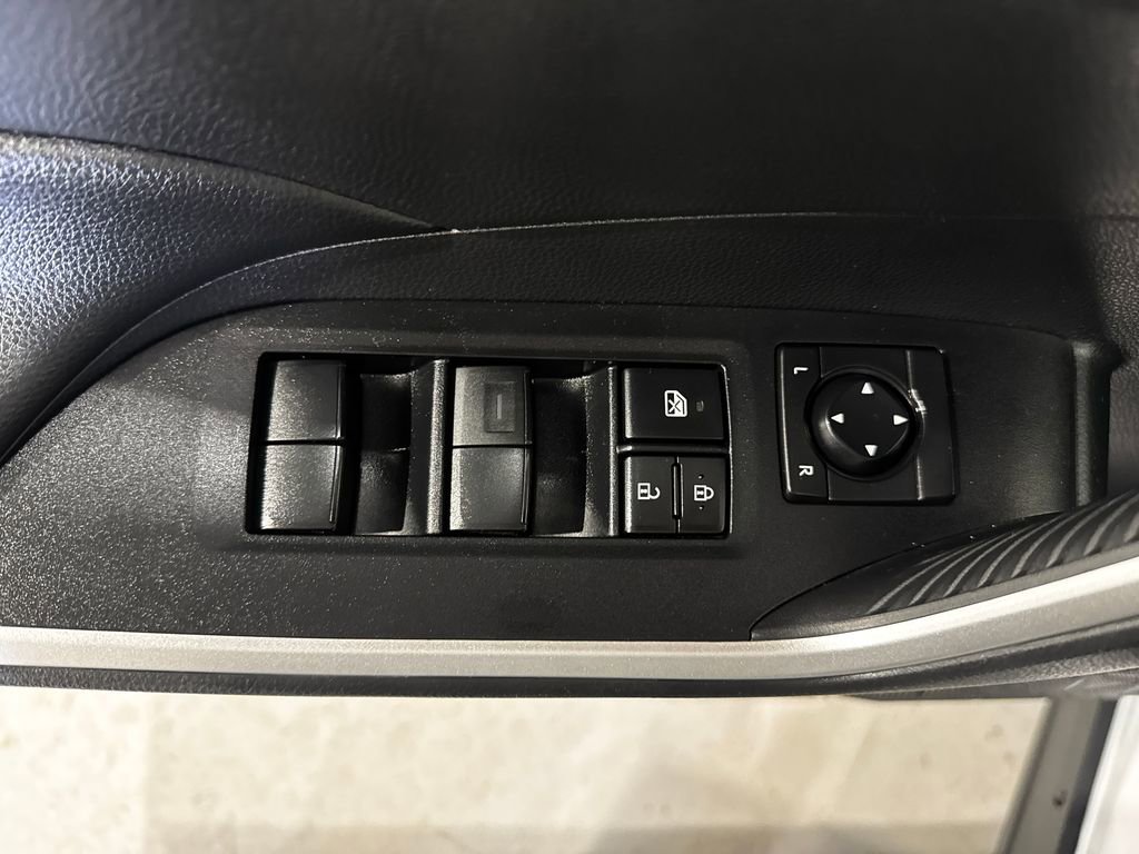 Used 2021 Toyota RAV4 LE AWD/4WD image 18