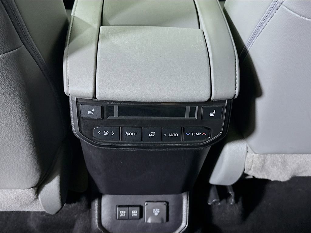 Used 2021 Toyota Highlander Platinum image 29