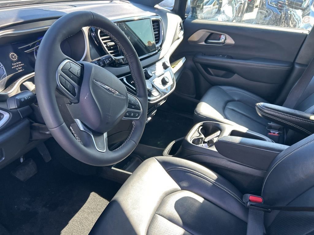 Used 2025 Chrysler Pacifica Select image 13