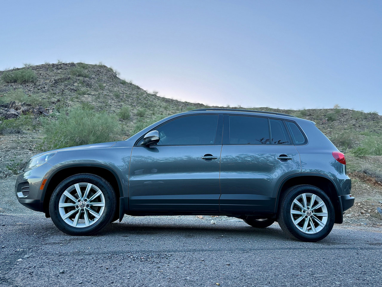 Used 2017 Volkswagen Tiguan Limited w/ Premium Package image 4