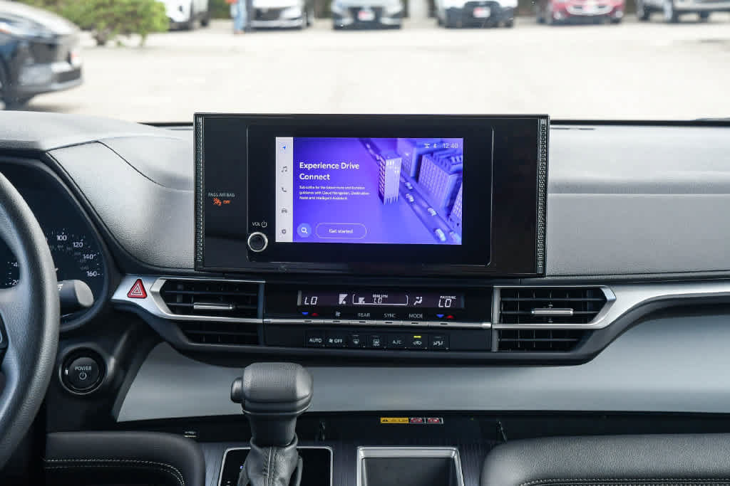 Used 2025 Toyota Sienna LE FWD image 14