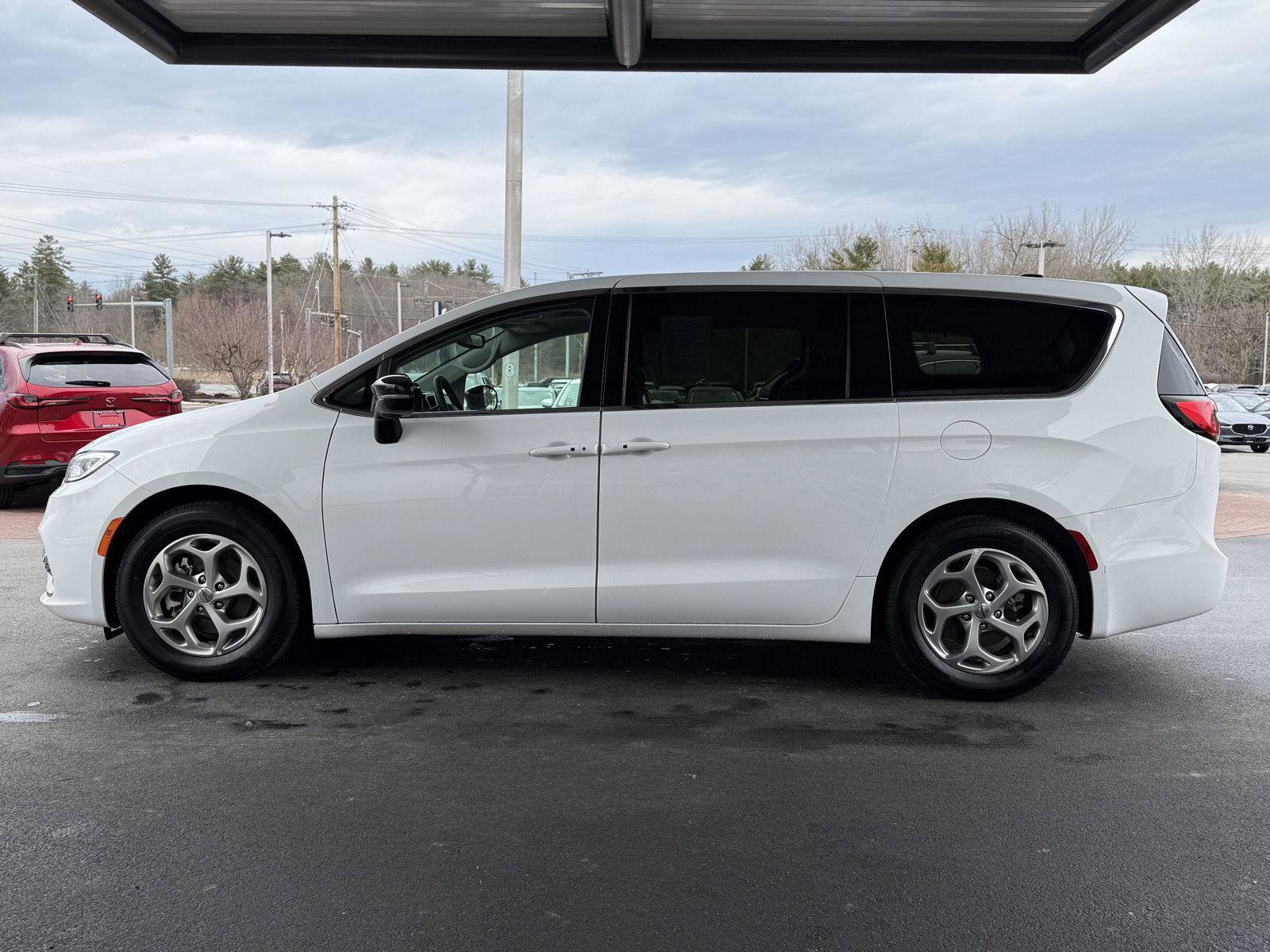 Used 2024 Chrysler Pacifica Limited image 8