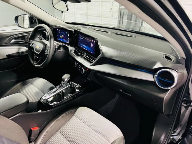 Used 2025 Chevrolet Trax LT FWD image 32
